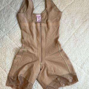 NWOT Colombian Faja, size Medium